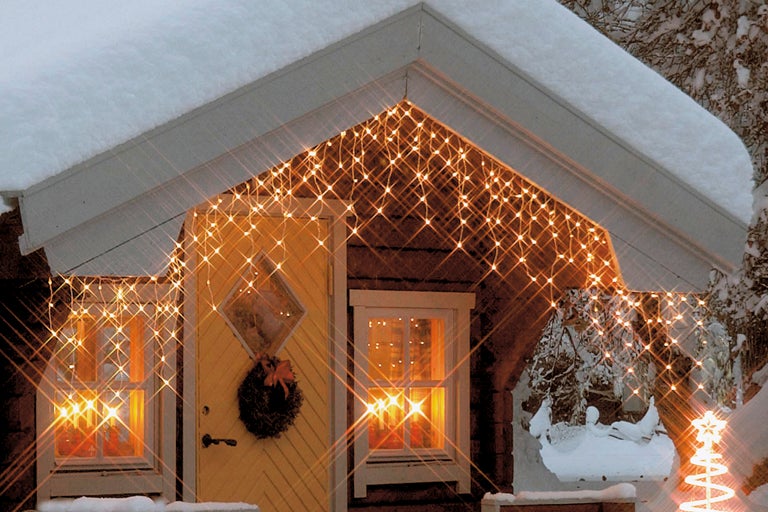 Trähus på vintern med istappslinga som dekoration