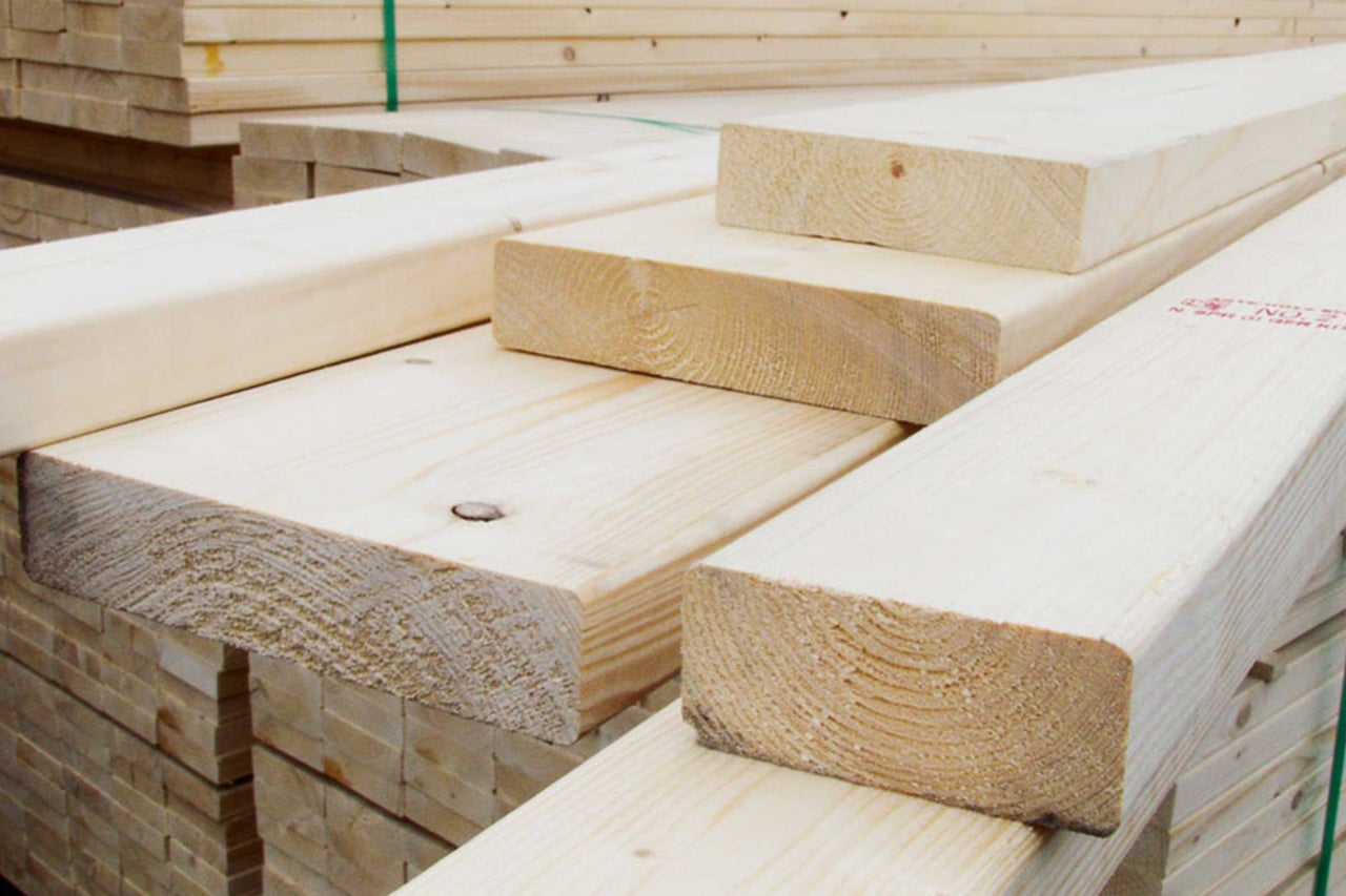 Stapel med sågat virke