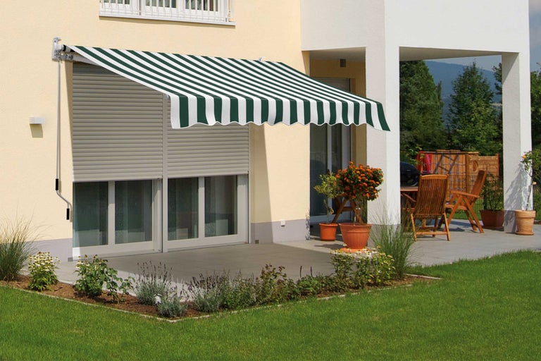 Terrass med markis med randigt mönster för solskydd