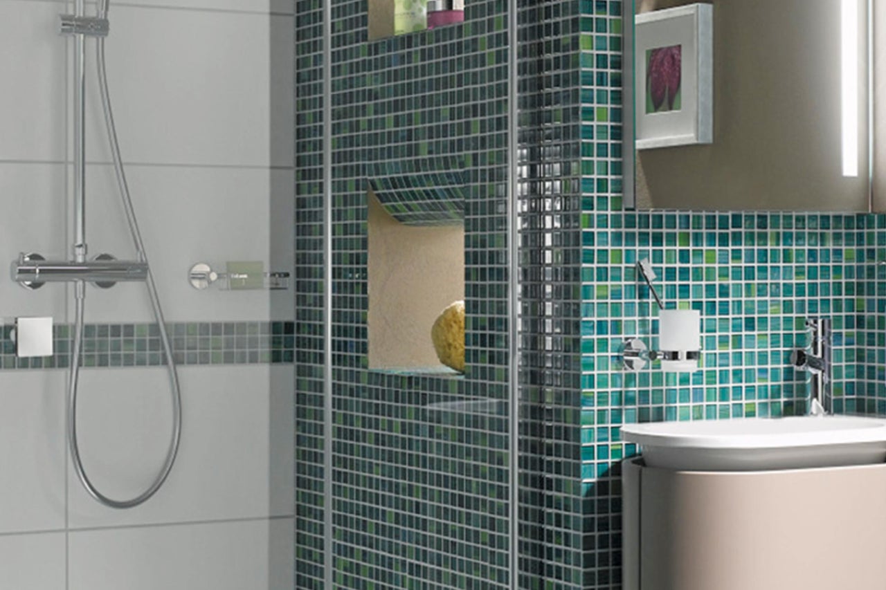 Badrum med dusch, handfat och mosaikplattor