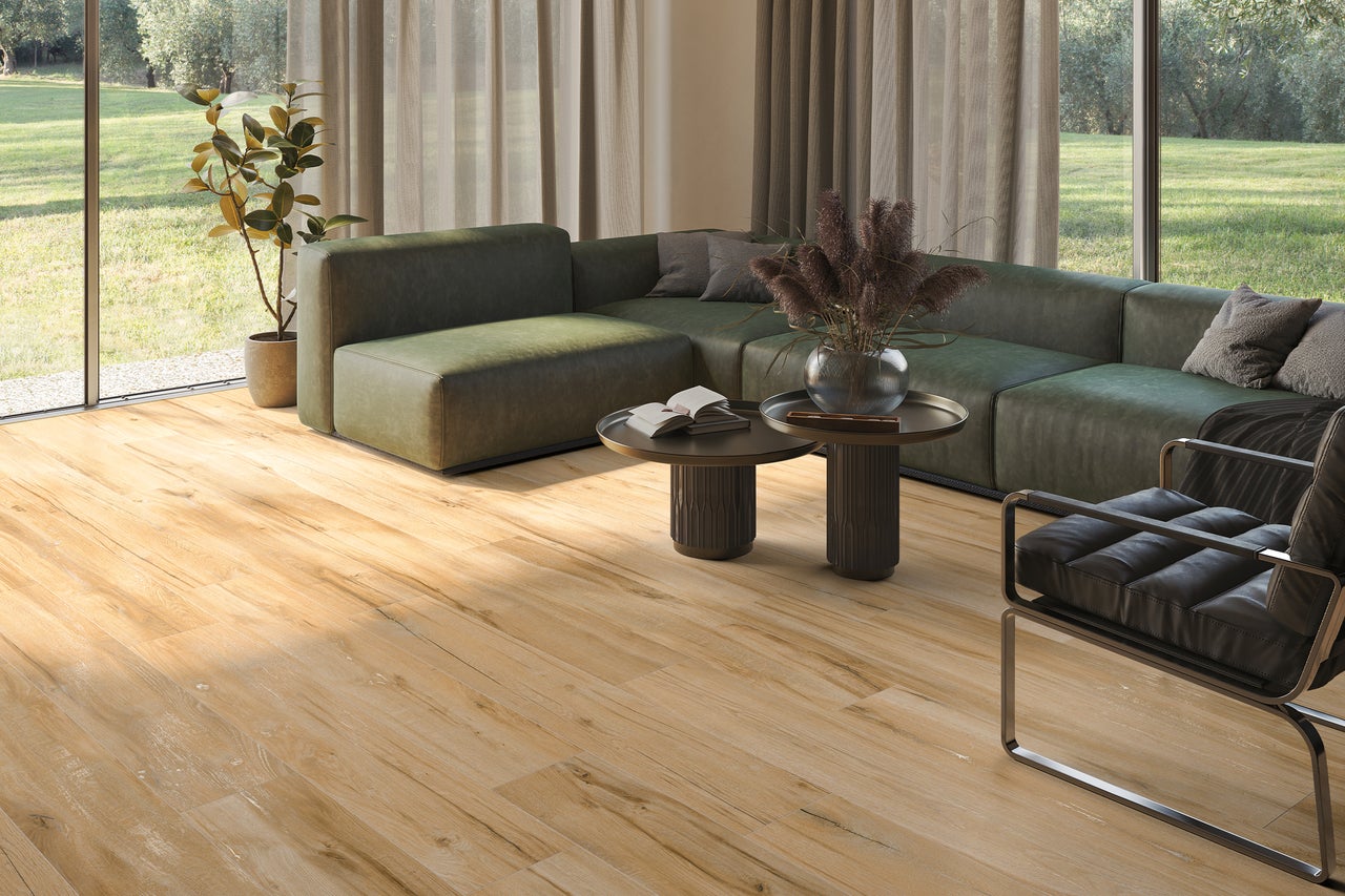 Vardagsrum med soffa, fåtölj och trägolv