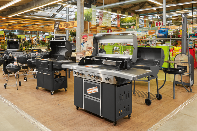 Utställning av olika grillar i Hornbach-butiken.