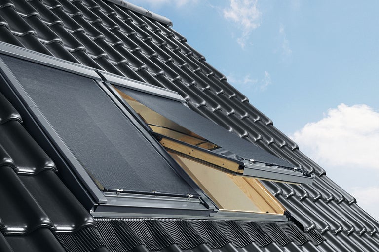 Takfönster med solskyddsrullgardiner i ett tak