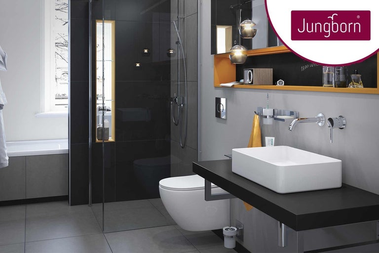 Modernt badrum med dusch, toalett och handfat.