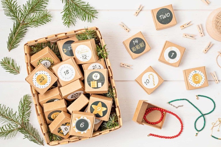 Adventskalender med små lådor i en korg