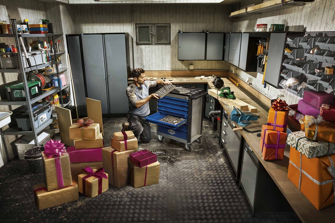 Verkstad med verktygsvagn, verktyg, arbetsbänk och presenter