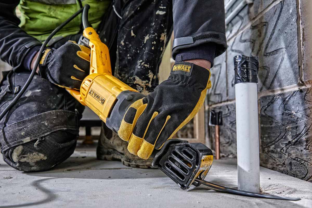 Operatör använder tigersåg från DeWalt för att såga ett rör.