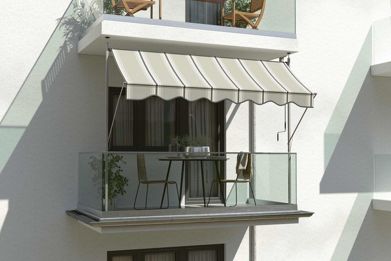 Balkong med markis, bord och stolar för utomhusbruk