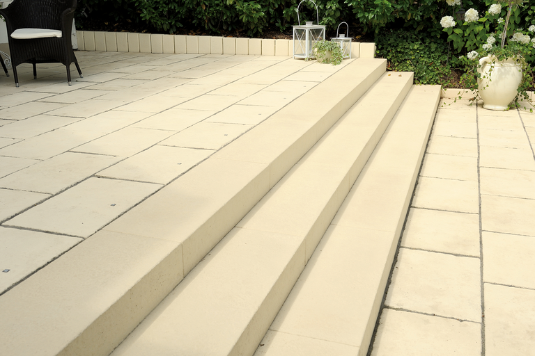 Terrass med stentrappor, sittplats och växter