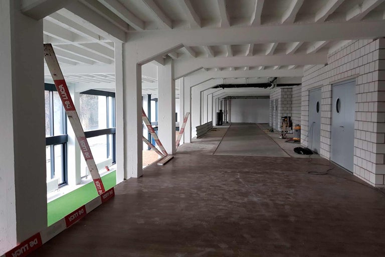 Rymligt rum med betonggolv och kolonnkonstruktion