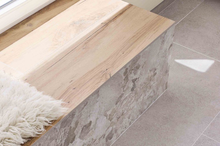 Ljust träbord på stengolv