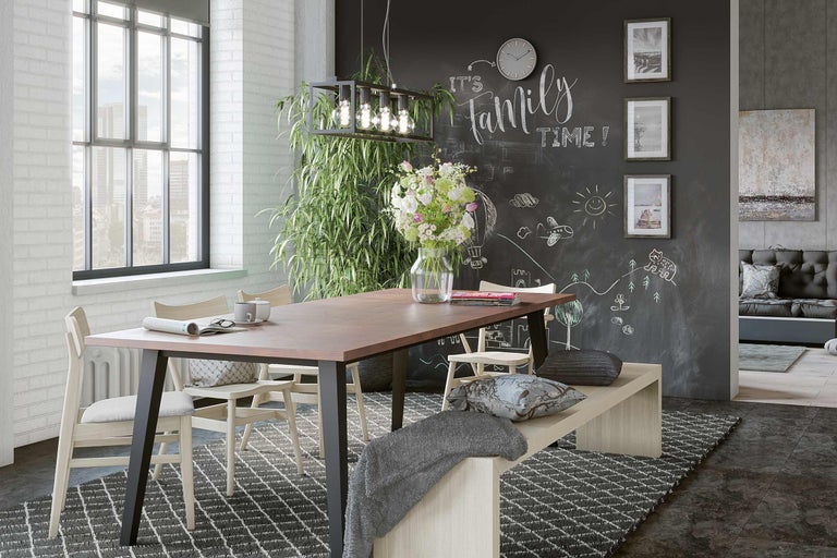 Matsal med matbord, stolar, bänk, pendellampa och dekorativ väggdesign