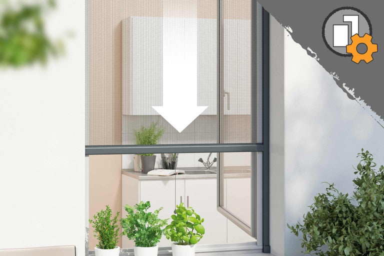 Neddragbar insektsskärm för fönster i bruk med pil nedåt.