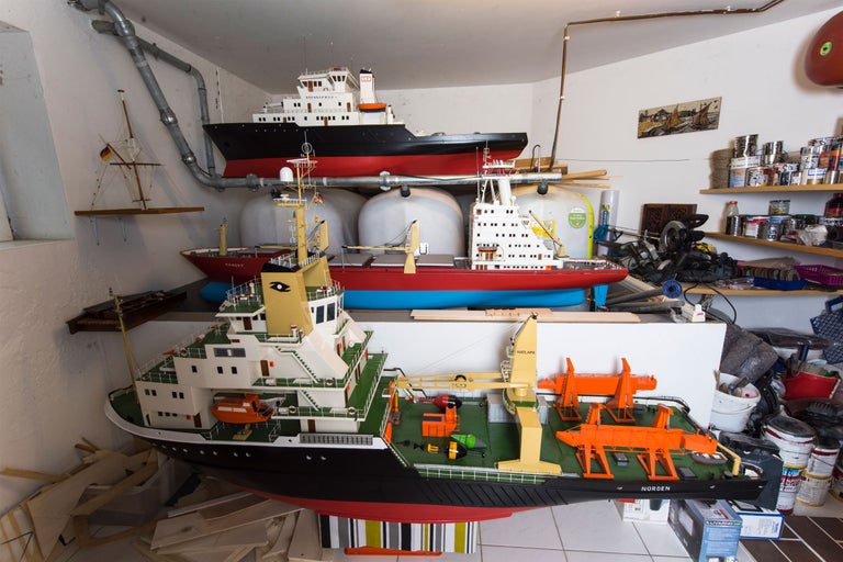 Samling av skeppsmodellbyggsatser i ett rum
