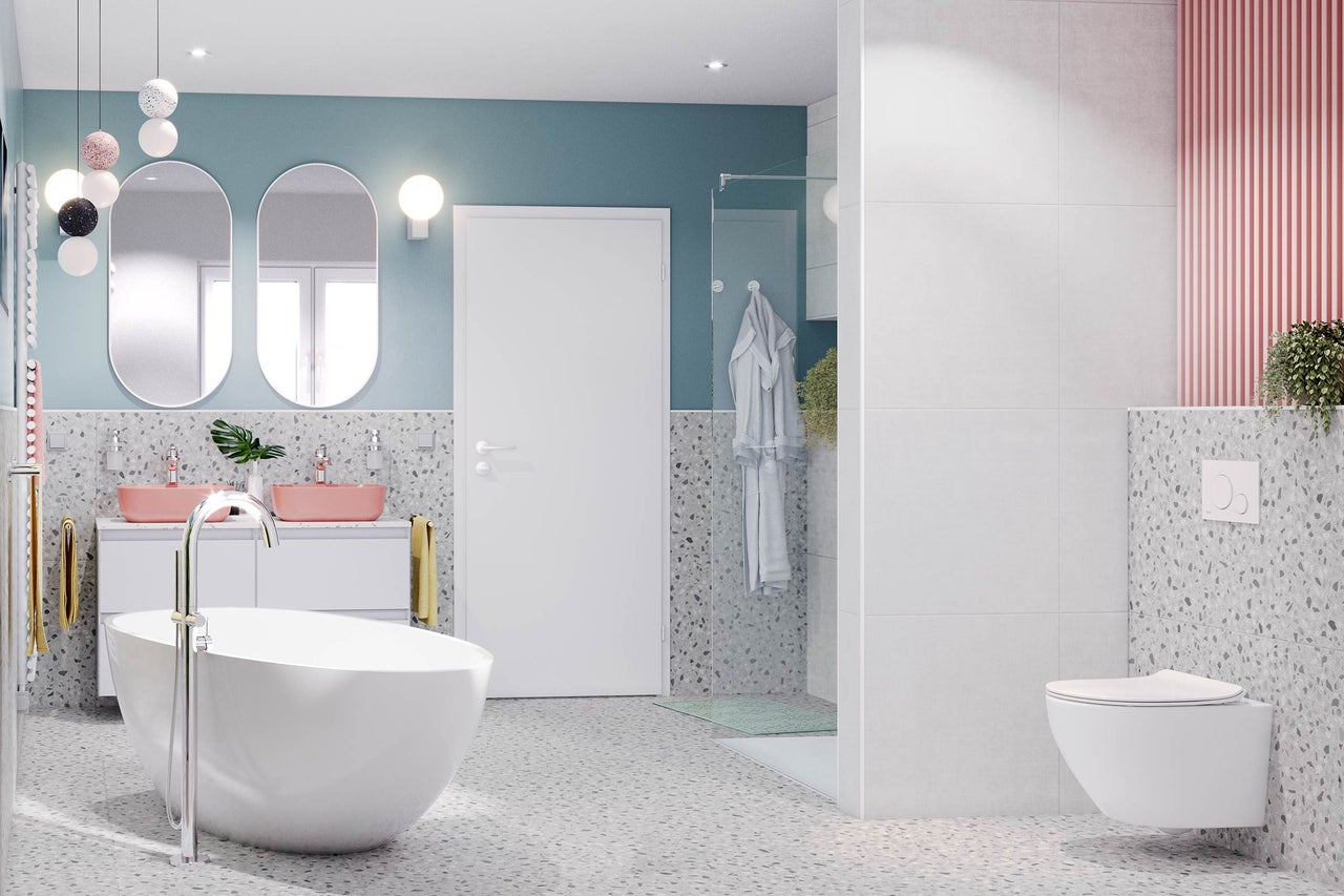 Ljust badrum med badkar, tvättställ, speglar, toalett och dusch i modern design.