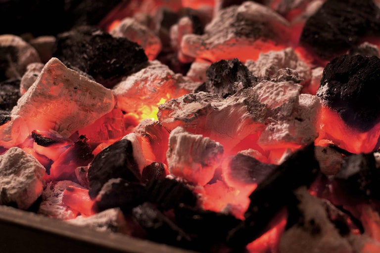 Glödande grillkol