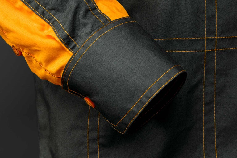 Detaljbild av ärm och manschett på en arbetsskjorta