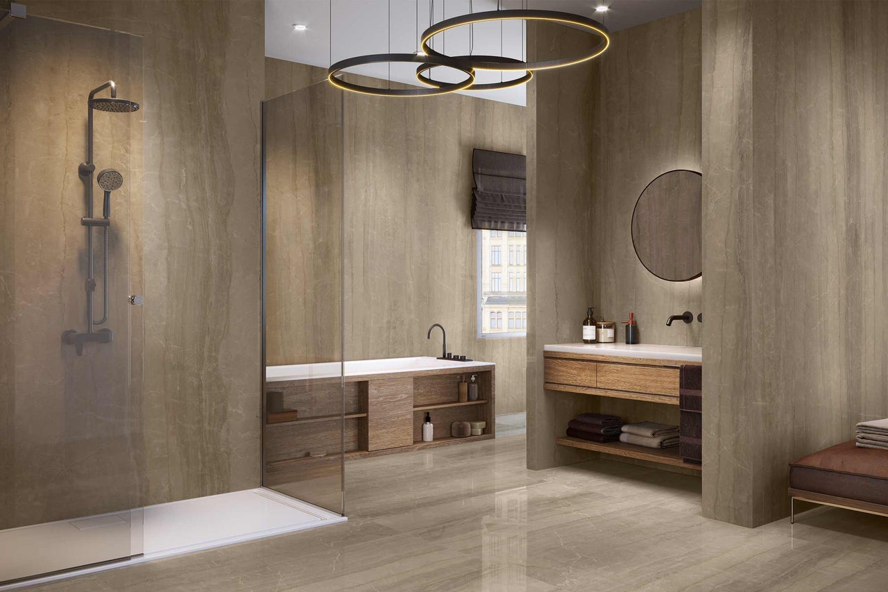 Modernt badrum med dusch, badkar och tvättställ i trä