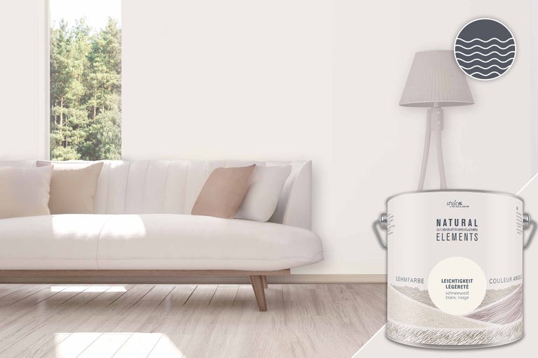 Miljöbild med soffa, lampa och en hink lera färg