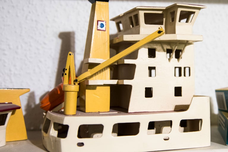 Träfartygsmodell med kran och överbyggnader