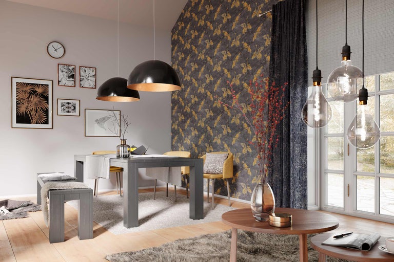 Matsal med matbord, stolar, bänk, hänglampor och dekoration