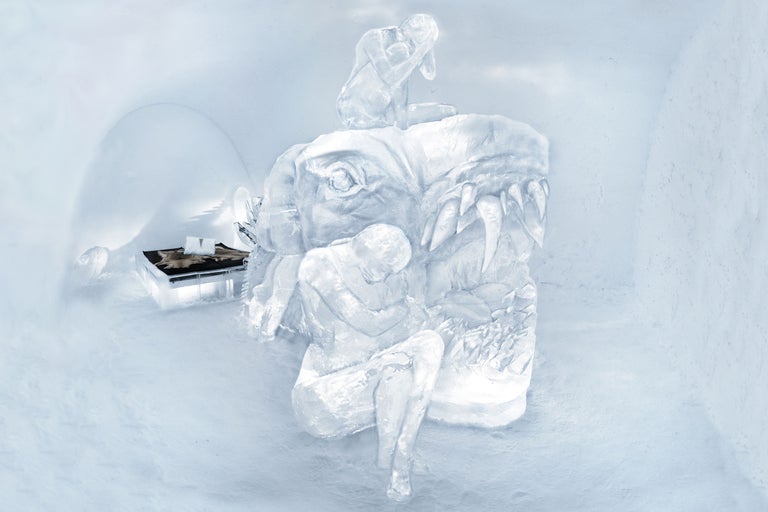 Isrum med isskulptur och säng