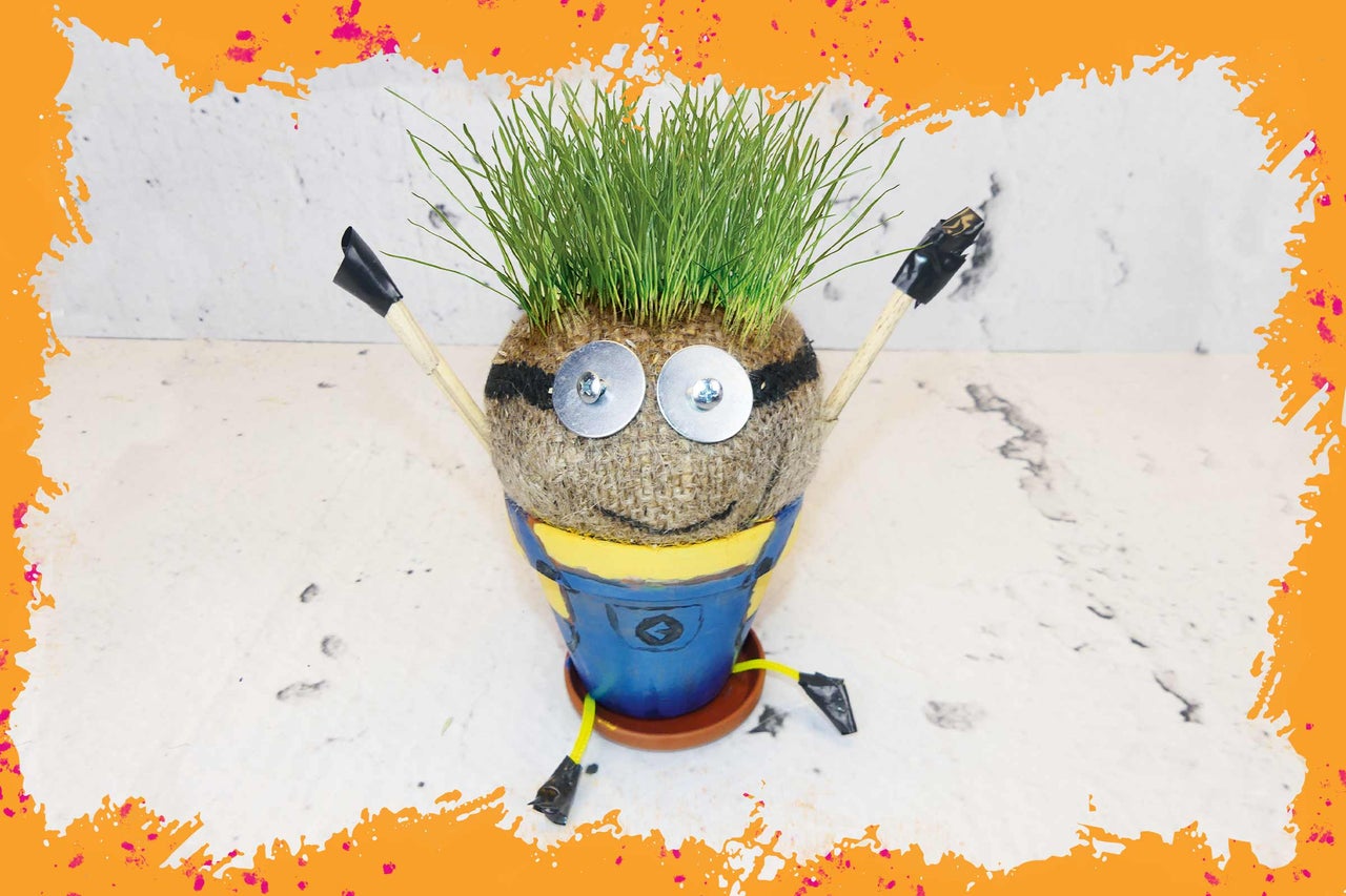 Kreativ blomkruka i Minion-stil med gräs som hår