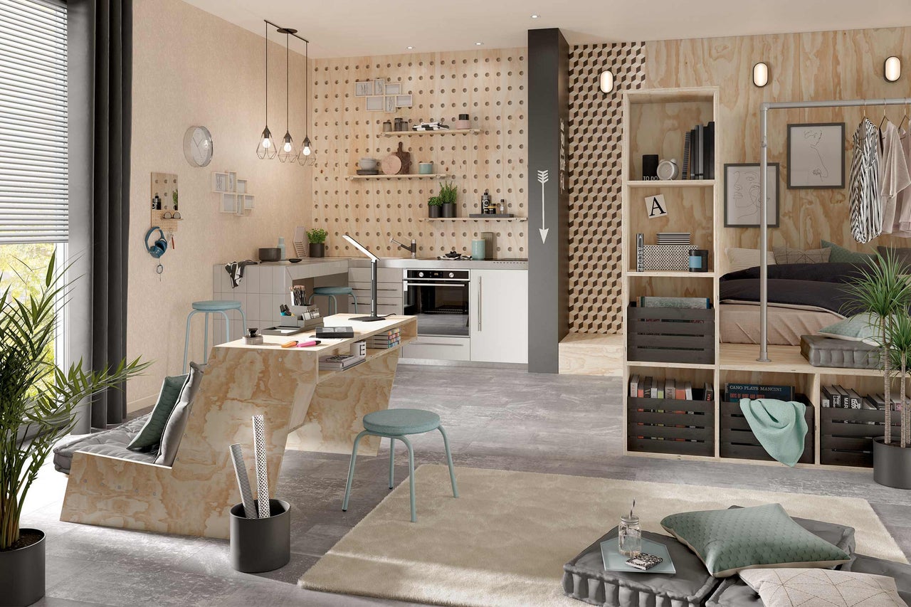 Ljus interiör med kontor, kök och sovplats i modern design