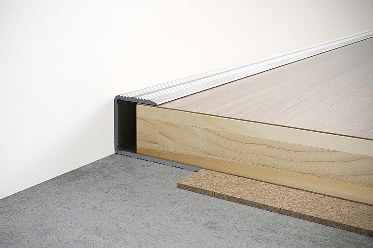 Detaljvy av en trappkant med profil, trästeg och underkonstruktion