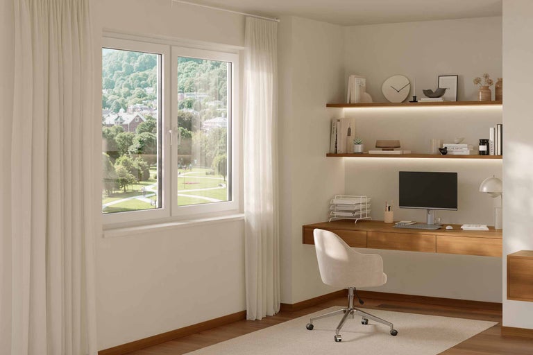 Ljust arbetsrum med skrivbord, hyllor och fönster med gardiner