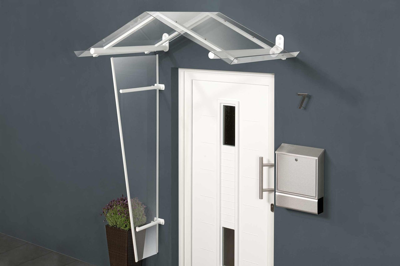 Entré med ytterdörr, brevlåda, tak och vindskydd