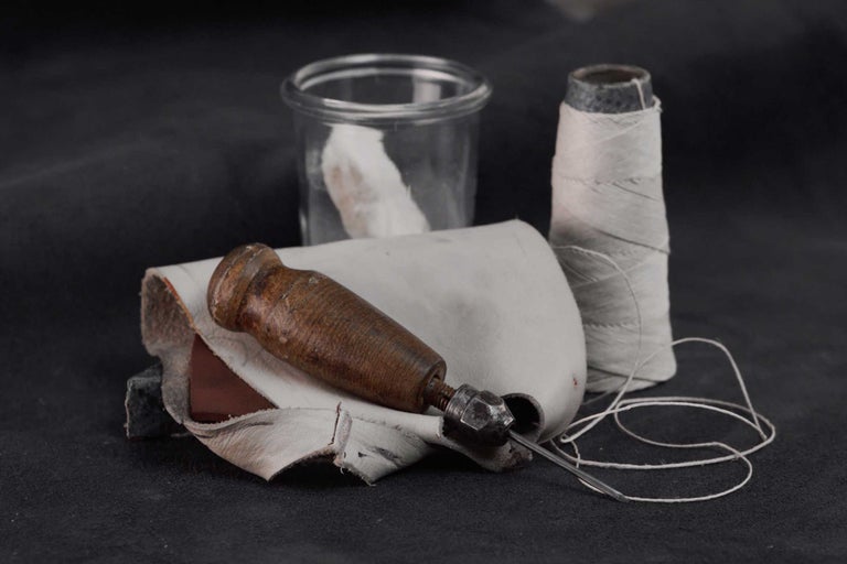 Syl med trähandtag, läder och trådrulle