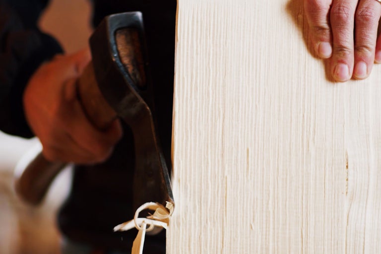 Hyvel bearbetar en träbräda