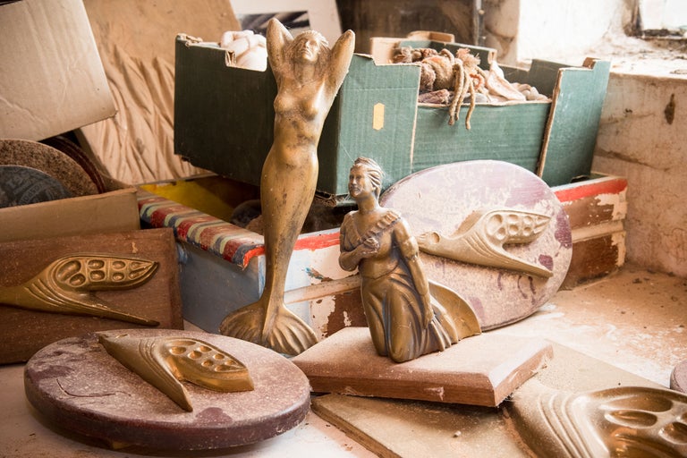 Dekorativa figurer och slipskivor i en verkstad