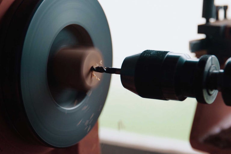 Svarv med borr som bearbetar trä