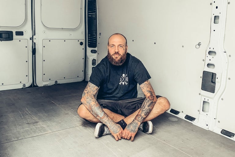 Interiör av en skåpbil med en sittande person