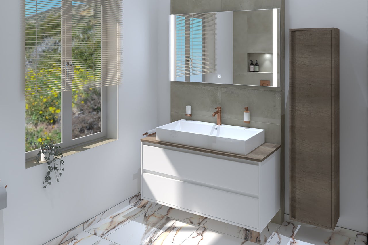 Badrum med tvättställ, spegel med belysning och högskåp