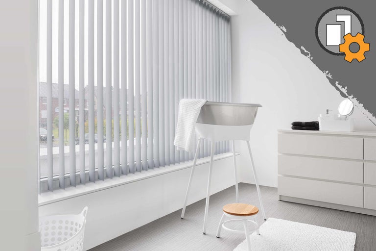 Ljust badrum med fönster, utrustat med persienner, badkar, pall och byrå.