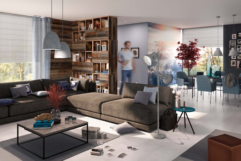 Vardagsrum med soffa, bord, bokhylla och golvlampa