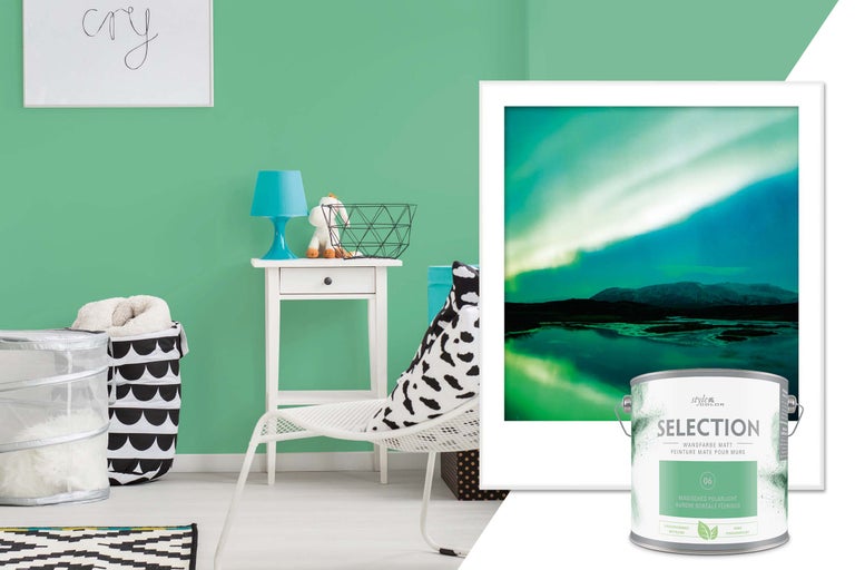 Vardagsrum med mintgrön väggfärg, möbler och en färgburk med beteckningen Selection matt väggfärg.