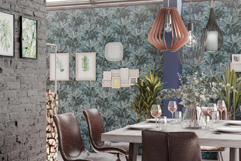 Matsal med matbord, stolar, dekoration, väggtapet med växtmotiv och pendellampor