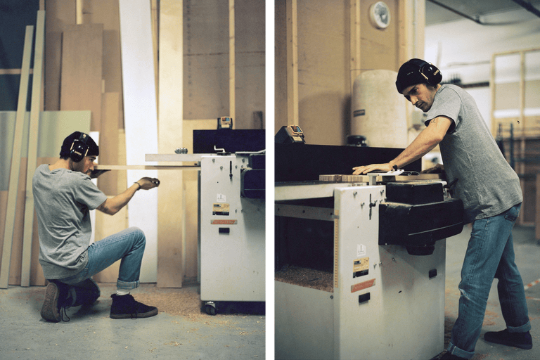 Två män arbetar med en hyvelmaskin i en verkstad.