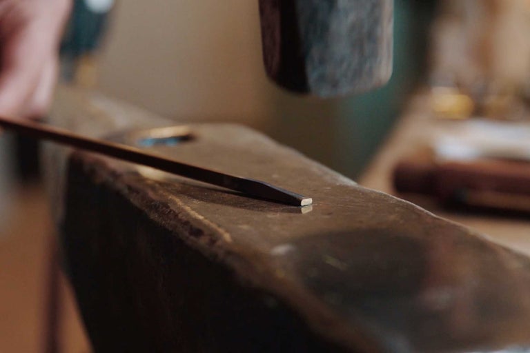 Hammare och mejsel på städet