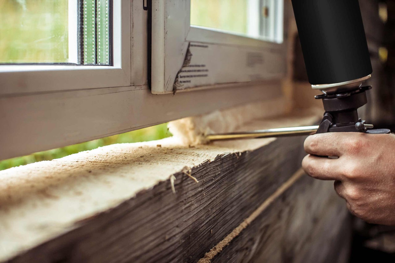 Fönsterinstallation med fogskumspistol för att täta fogar