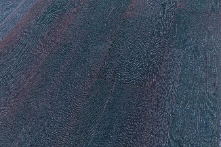 Närbild av mörkt laminatgolv