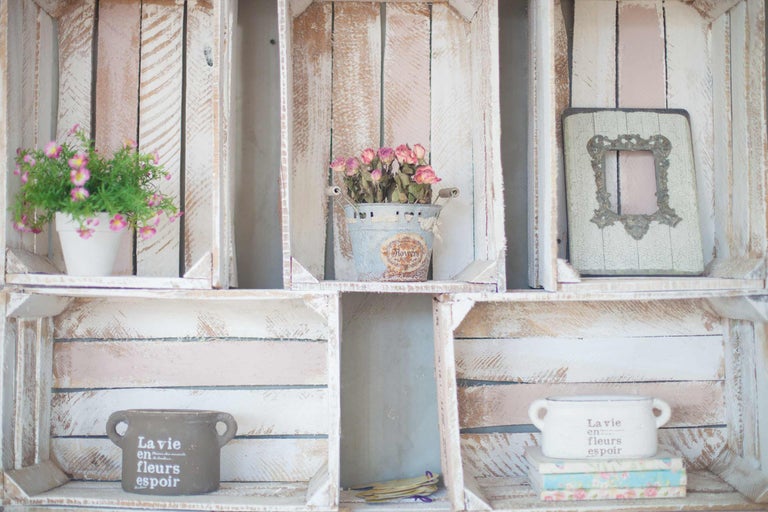 Dekorativ vägghylla i trä med blommor och dekorativa föremål