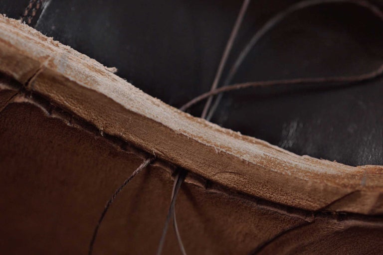 Närbild av läder och tråd från en sko