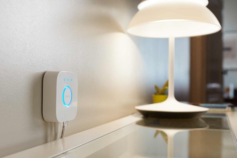 Philips Hue Bridge med bordslampa på bordet