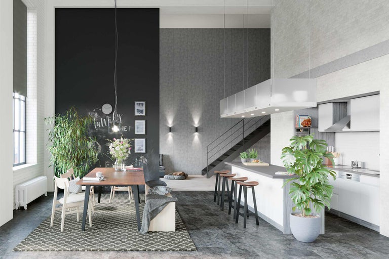 Ljust vardagsrum med matbord, kök med barstolar och trappa