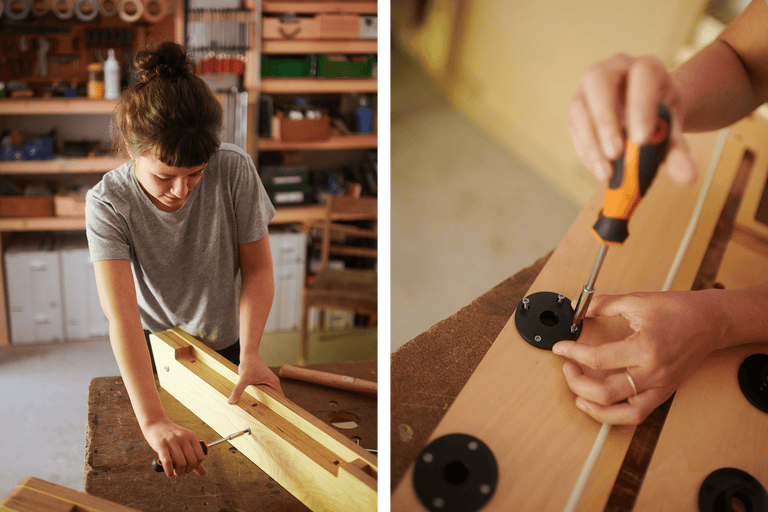 Kvinna monterar trä med skruvmejsel i verkstad